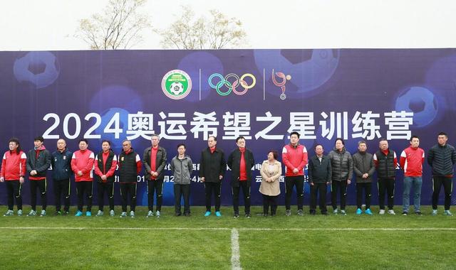 奥斯梅恩此前的合同在2025年到期，那不勒斯希望与他续约。